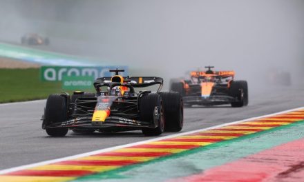 Reakcije na sprint: U Mercedesu ljuti zbog Lewisove kazne